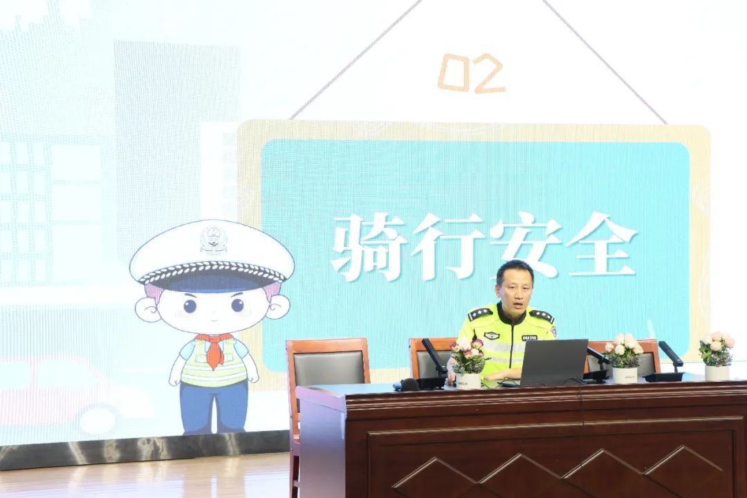 思政引领心向党 交通法规护安全